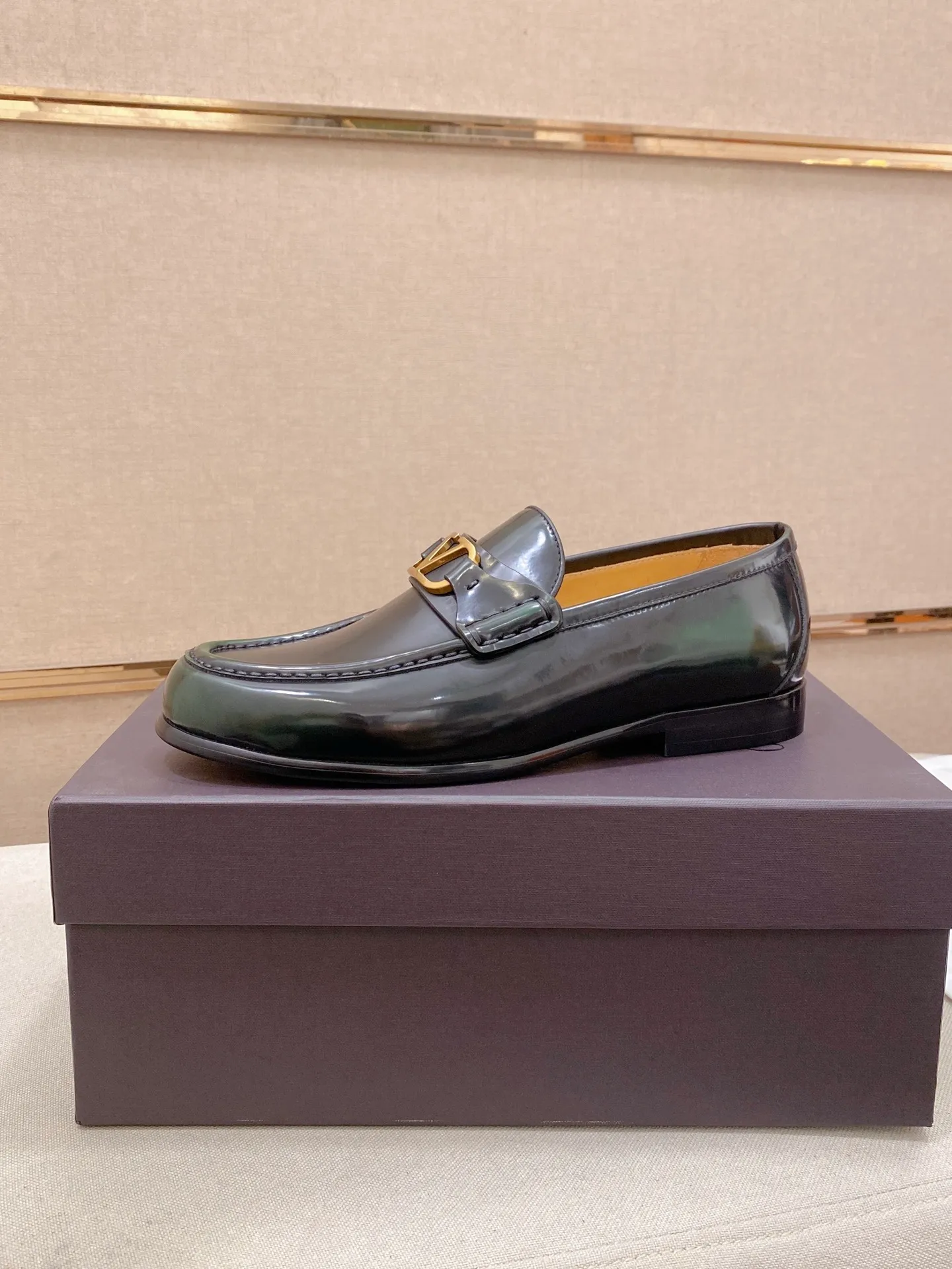 Factory price: 700💰Valentino's new men's V logo micro-label business casual loafers. These Derby loafers are made of imported cowhide leather. They are light in texture and cool in style. The uppers are decorated with brand logo buckles, highlighting the big-brand style! The lines reveal novel urban trends. The toe is round and full, and the rubber foam sole and triple protruding leather welt complement each other. It is extremely fashionable and charming, with dyed calfskin lining, genuine leather feet, and standard logo decoration. It is simple yet elegant. It has a classic European and American loose style and is extremely comfortable on the feet. Size: 39-44 (38.45. Customized)